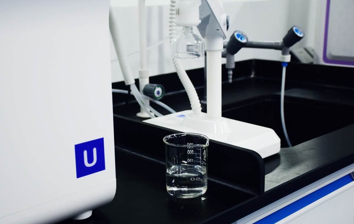 Muestra de agua para análisis en laboratorio